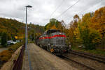 Die Vossloh G 12 – 4120 001-7 „Karl August“ (92 80 4120 001-7 D-KAF) der KAF Falkenhahn Bau AG (Kreuztal) fährt am 22.10.2021 mit einem leeren Schotterzug durch den Bahnhof