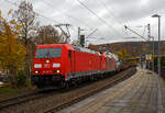 Die 185 303-5 (TRAXX F140 AC2) am Haken mit der kalten 185 029-6 (TRAXX F140 AC1) beide der DB Cargo AG fahren am 02.11.2021 mit einem leeren Coilzug durch den Bahnhof Kirchen (Sieg) in Richtung