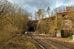 Der Blick (in Fahrtrichtung Köln) auf dem 32 m kurzen Mühlburg-Tunnel der Siegstrecke bei km 79,4 in Scheuerfeld (Sieg) am 05.02.2022, gleich drauf folgt eine der vielen Brücken