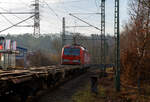 Die 193 338 (91 80 6193 338-1 D-DB) der DB Cargo AG fährt am 18.01.2023 mit einem KLV-Zug durch Scheuerfeld (Sieg) in Richtung Köln.