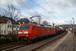 Die 152 035-2 der DB Cargo AG fährt am 04.02.2023 mit einem Heizöl oder Diesel Kesselwagenzug durch den Bahnhof Kirchen (Sieg) in Richtung Köln, während rechts der VT 202 ABbp (95