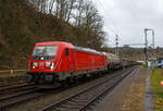 Die DB Cargo 187 198-7 (91 80 6187 198-7 D-DB) fährt am 18.02.2023 mit einem gemischten Güterzug durch Scheuerfeld (Sieg) in Richtung Siegen.