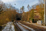 Blick vom Bahnhof Scheuerfeld (Sieg), Gleisende 411, auf die Siegbrücke und den nachfolgenden 32 m langen Mühlburg-Tunnel der Siegstrecke (KBS 460) bei km 79,4 am 02.12.2023.