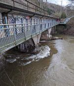 Die vom Hochwasser beschdigte Eisenbahn-Siegbrcke mit Fugngersteg in Kirchen (Sieg), der Siegstrecke (KBS 460), hier am 03.01.2024 (Bild mit Smartphone).