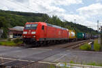 Die 185 154-2 (91 80 6185 154-2 D-DB) der DB Cargo AG fährt am 21 Juni 2024 mit einem KLV-Zug durch Niederschelden in Richtung Siegen.