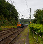 Die KSW 43 (92 80 1273 018-2 D-KSW), die asymmetrische Vossloh G 2000 BB der KSW (Kreisbahn Siegen-Wittgenstein) fährt am 03 Juli 2024, mit einem beladen Coilzug (16 Stück VTG Coilwagen der