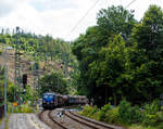 Die 139 287-7 (91 80 6139 287-7 D-BYB) mit der kalten 140 850-9 (91 80 6140 850-9 D-BYB) beide von der BayernBahn GmbH fahren am 04 Juli 2024 mit dem sogenannten  Henkelzug  (Langenfeld/Rhld. nach Gunzenhausen), durch den Bahnhof Kirchen (Sieg) in Richtung Siegen.

Die 139 287-7:
Vorne die 139 287-7 wurde 1963 von Krauss-Maffei AG in München-Allach unter der Fabriknummer 18956 gebaut, er elektrische Teil ist von den Siemens-Schuckert-Werke (SSW) in Berlin. Als DB E10 287 wurde in Dienst gesetzt, mit der Einführung des EDV-Nummernsystems wurde sie zum 01.01.1968 zur DB 110 287–0. Die Lok ist mit Einholmstromabnehmern ausgerüstet, sie ist die letzte gebaute Kasten 110er. Zur 139er wurde sie erst 1994 nach einem Umbau, der Lokkasten wurde auf Drehgestelle der Baureihe 140 (E40) gesetzt und es folgte die Umzeichnung in DB 139 287-7. Zum Mai 2009 erfolgte die Z-Stellung bei der DB AG. Zum 1.Oktober 2011 wurde die Lok durch die BayernBahn GmbH erworben und erhielt anschließend eine Untersuchung. Die Neulackierung in kobalt-blau/orange erhielt sie dann 2017.

Die 140 850-9
Die (E40) 140 850-9 wurde 1972 bei Henschel & Sohn in Kassel unter der Fabriknummer 31696 gebaut, der elektrische Teil wurde von der AEG in Berlin unter der Fabriknummer 8804 geliefert/gebaut. Als 140 850-9 wurde sie an die Deutsche Bundesbahn ausgeliefert, die Ausmusterung bei der DB Cargo AG erfolgte im Juli 2017 und sie wurde an die BayernBahn GmbH in Nördlingen verkauft.