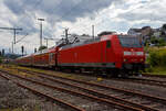 Die 146 001-3 (91 80 6146 001-3 D-DB) der DB Regio NRW fhrt am 22 Juli 2024, mit dem RE 9 (rsx - Rhein-Sieg-Express) Aachen - Kln – Siegen, durch Niederschelderhtte (Sieg) in Richtung Siegen,