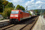 Die 152 038-6 (91 80 6152 038-6 D-DB) der DB Cargo AG erreicht am 20 August 2024, mit einem langen leeren Coilzug (sechsachsigen Wagen der Gattung Sahmms etc,), von Kreuztal via Siegen kommend, den