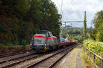 Die dieselhydraulische Vossloh G 12 – 4120 001-7 „Karl August“ (92 80 4120 001-7 D-KAF) der KAF Falkenhahn Bau AG (Kreuztal) fährt am 11 September 2024 mit Zug, bestehend aus leeren 4-achsiger Drehgestell-Flachwagen mit Seitenborden, Stirnwänden und Stahlfußboden, der Gattung Res-x 679.1 der DB Cargo AG, durch Scheuerfeld (Sieg) in Richtung Betzdorf (Sieg).

Übrigens, die Lok trägt den Namen des Firmengründers Karl August Falkenhahn, der die Baufirma 1919 in Kreuztal gründete. Die G12 wurde 2010 von Vossloh in Kiel unter der Fabriknummer 5001919, als Prototyp, gebaut und bereits auf der InnoTrans 2010 präsentiert, 2014 konnte ich sie selbst auf der InnoTrans 2014 als SLG Spitzke G 12 - SP - 012 (92 80 4120 001-7 D-VL) sehen und ablichten. Im Jahr 2017 wurde die Lok an die KAF Falkenhahn Bau AG (Kreuztal) verkauft. Aus Fachkreisen kann man hören dass es wohl nicht so ein guter Wurf war und so bleibt diese G 12 wohl ein Einzelstück. Lediglich von der diesel-elektrischen Variante (DE 12) wurden bisher 5 Stück gebaut. Die leistungsstärkere Serie G18 / DE 18 ist erheblich erfolgreicher.

Die G 12 wie auch die G 18 sind neue dieselhydraulische Lokomotiven der fünften Generation für den schweren Rangier- und Streckendienst von Vossloh Locomotives. Die G 12 mit 1.200 kW sowie die G 18 mit 1.800 kW. Angetrieben werden die Vierachser von den optimierten Turbo-Flex-Getrieben von Voith. Ein neues Drei-Wandler-Getriebe verbessert den Wirkungsgrad und ist mit einem leistungsfähigen Retarder zum verschleißfreien Bremsen ausgerüstet. Das Gesamtgewicht der Loks kann flexibel zwischen 80 und 90 t ausgelegt werden.

TECHNISCHE DATEN:
Spurweite: 1.435 mm (Normalspur)
Achsfolge: B‘B‘
Höchstgeschwindigkeit: 100 km/h
Dieselmotorleistung: max. 1.200 kW
Dieselmotor: MTU 8V 4000 R43 (L)
Dieselmotordrehzahl 1.800 min-1
Abgasvorschriften: EU/2004/26 Stufe IIIA/prepared for stage IIIB
Anfahrzugkraft: 259 kN
Dienstgewicht: 80 t
Raddurchmesser: 1.000 mm (neu) / 920 mm (abgenutzt)
Länge über Puffer : 17.000 mm
Größte Höhe: 4.310 mm
Größte Breite: 3.080 mm
Drehzapfenabstand: 8.100 mm
Achsabstand im Drehgestell: 2.400 mm
Strömungsgetriebe: Voith L 4r4 zseU2
Hydrodynamische Bremsleistung: max. 1.000 kW
Kleinster befahrbarer Bogenradius: 55 m
