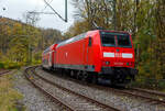 Die 146 006-2 (91 80 6146 006-2 D-DB) der DB Regio NRW schiebt, den RE 9 - Rhein Sieg Express (RSX) Siegen - Köln – Aachen, am 02 November 2024 Steuerwagen voraus von Kirchen (Sieg) weiter in Richtung Betzdorf.

Die TRAXX P160 AC1 wurde 2001 von ABB Daimler-Benz Transportation GmbH (ADtranz) in Kassel unter der Fabriknummer 33813 gebaut.
