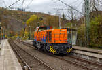 Die KSW 44 (92 80 1271 004-4 D-KSW) eine MaK G 1000 BB der KSW (Kreisbahn Siegen-Wittgenstein), fährt am 02 November 2024 als Lz (Lokzug) bzw. auf Tfzf (Triebfahrzeugfahrt), durch den Bahnhof Kirchen(Sieg) in Richtung Betzdorf (vermutlich mit dem Ziel Herdorf).

Die Lok 44 wurde 2003 unter der Fabriknummer 1001462 bei Vossloh gebaut und am 05.01.2004 an die SK - Siegener Kreisbahn GmbH geliefert, welche ab Ende 2004 nun als Kreisbahn Siegen-Wittgenstein (KSW) firmiert.