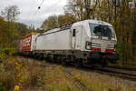 Die an die TX Logistik AG vermietete Siemens Vectron MS 193 961 (91 80 6193 961-0 D-ELOC), der ELL - European Locomotive Leasing (Wien), fährt am 02 November 2024 mit einem KLV-Zug durch