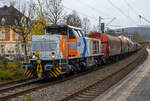 Die KSW 47 (92 80 1271 027-5 D-KSW), ex D 2 der HFM, eine Vossloh G 1000 BB der KSW (Kreisbahn Siegen-Wittgenstein), fährt am 06 November 2024 mit einem Coilzug durch den Bahnhof Kirchen/Sieg.