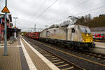 Die E 186 166-5 (91 80 6186 166-5 D-ECR) der ECR - Euro Cargo Rail SAS (Paris) fhrt am 22 April 2017 mit einem leeren Autotransportzug durch den Bahnhof Au/Sieg in Richtung Siegen.

Die Bombardier TRAXX F140 MS wurde 2009 von der Bombardier Transportation GmbH in Kassel unter der Fabriknummer 34443 gebaut und an die ERC ausgeliefert. Die Multisystemlokomotive hat die Zulassungen bzw. besitzt die Lnderpakete fr Deutschland, Belgien und Frankreich (D/B/F).

Seit September 2021firmiert die ECR als DB Cargo France SAS (Paris), so trgt die Lok aktuell nun die NVR-Nummer 91 80 6186 166-5 D-DBCFR, 