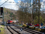 Die 187 163-1 (91 80 6187 163-1 D-DB) der DB Cargo AG fährt am 28 März 2024 mit der kalten 185 230-0 (91 80 6185 230-0 D-DB) und einem gemischten Güterzug am Haken, durch Kirchen (Sieg) in Richtung Siegen.