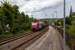 Die an die SBB Cargo International AG vermietete SBB Cargo Re 482 0017-1 (91 85 4482 017-1 CH-SBBC) fährt am 16 Juli 2024 mit einem Kesselwagenzug durch Kirchen/Sieg in Richtung Köln

Die TRAXX F140 AC1 wurde 2003 von Bombardier in Kassel unter der Fabriknummer 33567 gebaut und an die SBB Cargo AG geliefert.