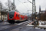 Der RE 9 - Rhein Sieg Express (RSX) Siegen - Köln – Aachen der DB Regio NRW, verlässt am 10 Januar 2025 Steuerwagen voraus den Bahnhof Kirchen/Sieg.