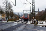 Die 146 001-3 der DB Regio NRW erreicht am 10 Januar 2025, mit dem RE 9 (rsx - Rhein-Sieg-Express) Aachen - Kln - Siegen, den Bahnhof Kirchen/Sieg. Ich stehe beim Bahnbergang B km 120, 915 an der Siegstrecke, direkt vor dem Bahnhof.