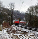 Die 146 001-3 (91 80 6146 001-3 D-DB) der DB Regio NRW erreicht am 10 Januar 2025, mit dem RE 9 (rsx - Rhein-Sieg-Express) Aachen - Kln - Siegen, den Bahnhof Kirchen/Sieg. Ich stehe beim Bahnbergang B km 120, 915 an der Siegstrecke, direkt vor dem Bahnhof.

Die TRAXX P160 AC1 (Br 146.0) wurde 2000 von ABB Daimler-Benz Transportation GmbH (Adtranz) in Kassel unter der Fabriknummer 33808 gebaut