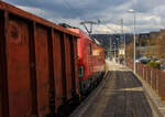 Der 500te SIEMENS Vectron, die 193 331-6 (91 80 6193 331-6 D-DB) der DB Cargo fährt am 14 März 2025 mit einem gemischten Güterzug durch Kirchen (Sieg) in Richtung Siegen / Kreuztal.