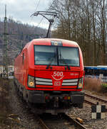 Der 500te SIEMENS Vectron, die 193 331-6 (91 80 6193 331-6 D-DB) der DB Cargo fährt am 14 März 2025 mit einem gemischten Güterzug durch Kirchen (Sieg) in Richtung Siegen / Kreuztal.

Die SIEMENS Vectron MS der Variante A22 wurde 2018 von Siemens in München-Allach unter der Fabriknummer 22407 gebaut. Diese Vectron Lokomotive ist als MS – Lokomotive (Multisystem-Variante) mit 6.400 kW und einer Höchstgeschwindigkeit von 200 km/h konzipiert, in der Variante A22 hat sie so die Zulassung für Deutschland, Österreich, die Schweiz, Italien und die Niederlande (D / A / CH / I / NL). So besitzt die Variante MS A22 folgende Zugsicherungssysteme: ETCS BaseLine 3, sowie für Deutschland (PZB90 / LZB80 (CIR-ELKE I)), für Österreich (ETCS Level 1 mit Euroloop, ETCS Level 2, PZB90 / LZB80), für die Schweiz (ETCS Level 2, ZUB262ct, INTEGRA), für Italien (SCMT) und die Niederlande (ETCS Level 1, ETCS Level 2, ATB-EGvv).
