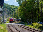Die 185 010-6 (91 80 6185 010-6 D-DB) der DB Cargo AG fährt am 09 Mai 2025 mit einem gemischten Güterzug durch der Bahnhof Kirchen/Sieg in Richtung Siegen.