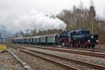   Auf der Rückfahrt am 30.11.204 von Würgendorf nach Betzdorf/Sieg fährt die Betzdorfer  52 8134-0 (ex DB 052 134-4, ex DR 52 8134-0) nun Tendervoraus durch Herdorf.