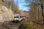   Der Dieseltriebzug 928 677-4 / 628 677-7 der Westerwaldbahn (WEBA) fährt am 15.02.2015, als RB 96  Hellertalbahn  die Verbindung Neunkirchen-Herdorf-Betzdorf/Sieg, hier bei Km 87,8 der KBS 462