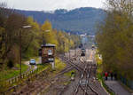 Hochbetrieb im Bahnhof Herdorf am 30.04.2021:  Nun kann die V 90  - 295 095-4 (98 80 3295 095-4 D-MZE) der Schütz GmbH & Co.