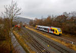 Der VT 505 (95 80 1648 105-2 D-HEB / 95 80 1648 605-1 D-HEB), ein Alstom Coradia LINT 41 der neuen Generation, der HLB (Hessische Landesbahn GmbH) erreicht am 16.12.2021, als RB 96  Hellertalbahn 