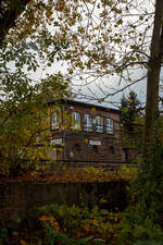 Ein etwas anderer Blick auf das1901 gebaute mechanische Weichenwärter Stellwerk Herdorf Ost (Ho), an der Bahnstrecke Betzdorf - Haiger (KBS 462 „Hellertalbahn“), hier am 03.11.2022.