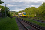 Der VT 253 (95 80 0648 153-4 D-HEB / 95 80 0648 653-3 D-HEB) ein Alstom Coradia LINT 41 der HLB (Hessische Landesbahn) verlässt am 26 Mai 2024, als RB 96 „Hellertalbahn“ (Betzdorf