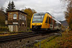 Der VT 258 (95 80 0648 158-3 D-HEB / 95 80 0648 658-2 D-HEB) ein Alstom Coradia LINT 41 der HLB (Hessische Landesbahn) verlässt am 15 November 2024, als RB 96  Hellertalbahn  (Betzdorf –