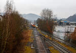 Hochbetrieb in Herdof am 22 Januar 2025: Nun hat auf Gleis 2 die KSW 46 bzw. 277 807-4 (92 80 1277 807-4 D-KSW), die Vossloh G 1700-2 BB der KSW (Kreisbahn Siegen-Wittgenstein), mit einem beladenen Coilzug, freie Rangierfahrt auf den KSW-Rangierbahnhof (Betriebsstätte FGE -Freien Grunder Eisenbahn), auch wenn das Signal Hp 0 zeigt, aber das davorstehende Schutzsignal (Sh) zeigt Sh 1 Fahrverbot aufgehoben bzw. Rangierfahrt erlaubt.