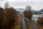 Hochbetrieb in Herdorf am 22 Januar 2025: Während der VT 266 (95 80 0648 166-6 D-HEB / 95 80 0648 656-6 D-HEB), ein Alstom Coradia LINT 41 der HLB (Hessische Landesbahn), als RB 96 (HLB61782)