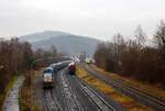 Hochbetrieb in Herdorf am 22 Januar 2025: Der VT 266 (95 80 0648 166-6 D-HEB / 95 80 0648 656-6 D-HEB), ein Alstom Coradia LINT 41 der HLB (Hessische Landesbahn), ex Vectus VT 266, passiert das Einfahrtsignal Herdorf und erreicht so mit ca. 10 minütiger Verspätung, als RB 96 (HLB61782) „Hellertalbahn“ Neunkirchen(Kr Siegen) – Herdorf – Betzdorf(Sieg), nun bald den Bahnhof Herdorf. Links am KSW-Rangierbahnhof (Betriebsstätte FGE -Freien Grunder Eisenbahn) steht die KSW 47 (92 80 1271 027-5 D-KSW), ex D 2 der HFM, eine Vossloh G 1000 BB der KSW (Kreisbahn Siegen-Wittgenstein), mit einem Coilzug.