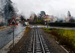 Blick auf die Strecke der sächsischen Schmalspurbahn Radebeul Ost - Moritzburg - Radeburg in der Spurweite von 750 mm (KBS 509, 12501) am 07.12.2022, hier in Radebeul bei der