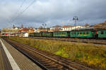 Der Schmalspur-Bahnhof Radebeul Ost (Lnitzgrundbahn) der SDG - Schsische Dampfeisenbahngesellschaft mbH am 07.12.2022, auf Gleis 3 stehen einige vierachsiger 750 mm-Schmalspur Personenwagen.