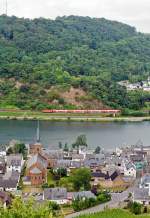   Eine 143er schiebt am 21.06.2014 den RE 1  Mosel-Saar-Express  (Saarbrücken - Trier - Koblenz) Steuerwagen voraus in Richtung Koblenz, hier kurz vor Kattenes (Mosel).