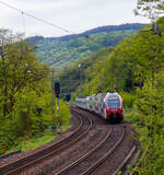 Der fünfteilige SÜWEX Stadler FLIRT³  - 429 110 / 429 610 als RE 1  Südwest-Express  gekuppelt mit dem dreiteiligen CFL Stadler KISS 2307 als RE 11  DeLux-Express  haben am 29.04.2018 gerade den Pündericher Hangviadukt verlassen und fahren weiter in Richtung Trier. Hinten folgt gleich dann der 504 m lange Reilerhals-Tunnel. Dazwischen kann man gut nach links den Abzweig auf die Moselweinbahn (KBS 691) nach Traben-Trarbach erkennen.

Der Stadler FLIRT³ fährt als RE 1 “Südwest-Express“ die Verbindung Koblenz – Cochem –Trier – Dillingen – Saarbrücken, teilweise fährt der RE 1 auch über Kaiserslautern bis Mannheim. Der CFL Stadler KISS fährt als RE 11  DeLux-Express  die Verbindung Koblenz – Cochem –Trier – Igel – Wasserbillig – Luxembourg. Im Hbf Trier werden die Triebzüge geflügelt (getrennt bzw. in Gegenrichtung gekuppelt).

Seit dem 16. März 2015 fahren die CFL-KISS auf dem Abschnitt zwischen Koblenz und Trier, auf der Moselstrecke (KBS 690), gemeinsam mit den FLIRT³  der DB Regio Südwest in gemischter Mehrfachtraktion. Das ein- und zweistöckige elektrische Triebzüge zweier Staatsbahnen gemeinsam unterwegs sind, dürfte europaweit einmalig sei. Ab dem 10.12.2017 fahren einzelne CFL KISS von Koblenz weiter über Bonn und Köln Hbf bis nach Düsseldorf.