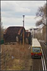 Blick auf die Liesenstra�enbr�cke zwischen Humboldthain und Nordbahnhof mit der rechts verlaufenden S-Bahn Berlin.