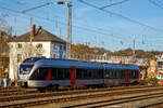 Der ET 22 2103  Essen  (94 80 0426 102-0 D-ABR / 94 80 0826 102-6 D-ABR), ex ET 22 002, ein 2-teiliger Stadler FLIRT der Abellio Rail NRW abgestellt am 12.11.2021 im Hauptbahnhof Siegen.