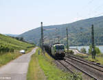 193 402 zieht vor Lorch am Rhein ein Kesselzug in Richtung Norden. 20.07.24
