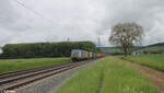 193 841-4 zieht ein Containerzug bei Retzbach-Zellingen.