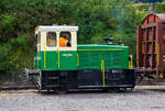 Die D8 eine Jung RK 8 B der Brohltal Eisenbahn (BEG), ex. R. Folgolin, Neuwied, ex Zementfabrik Bonn, am 03.08.2020 in Brohl-Lützing auf der Gleisanlage Rheinanlage, beim Rangieren von zwei Güterwagen. Es fand eine praktische Ausbildung von Rangierbegleitern stand.

Die Lok ist eine Normalsprur Diesellok vom Typ Jung RK 8 B, sie wurde 1972 von Jung unter der Fabriknummer 14128 gebaut und an die Bonner Zementwerk AG (ab 1987 Dyckerhoff AG) geliefert. Im Jahre 1987 ging sie an Dyckerhoff AG, Zementwerk Neuwied (Rhein) und 2003 an Richard Fogolin GmbH, Bendorf bis sie im November 2005 zur Brohltalbahn (BEG) kam.

Die Jung RK 8 B ist eine Diesellokomotive, die von der Arnold Jung Lokomotivfabrik in Kirchen (Sieg) in wenigstens zwölf Exemplaren gebaut wurde. Sie war vor allem für den Rangiereinsatz im Werksdienst vorgesehen.

Die Typenbezeichnung beschreibt die wesentlichen Merkmale der Lokomotive: Die ersten beiden Großbuchstaben gaben die Bauart der Maschine sowie die Art der Kraftübertragung an. Die nachfolgende Ziffer beschreibt mit Zehn multipliziert die Leistung in PS, der nachfolgende Großbuchstabe beschreibt die Achsfolge. Es handelt sich also um eine Regelspurlokomotive mit Kettenantrieb der Achsen vom (hydraulischen) Getriebe, einer Motorleistung von 80 PS und der Achsfolge B, also zwei angetriebenen Achsen. Dieses Bezeichnungsschema ist typisch für die Lokomotiven der dritten und vierten Generation von Jung-Diesellokomotiven. Die RK 8 B ist die leistungsschwächste von insgesamt fünf B-gekuppelten Lokomotivbauarten der dritten Generation.

Von der Jung RK 8 B wurde zwischen 1963 und 1972 in nur wenigen Exemplaren gebaut.

TECHNISCHE DATEN:
Baujahre: 1964 – 1972
Achsformel: B
Spurweite: 1.435 mm (Normalspur)
Länge über Puffer: 5.770 mm
Dienstmasse: 15 t
Installierte Leistung: 58,84 kW (80 PS)
Leistungsübertragung: hydraulisch, Antrieb der Achsen mit Kette