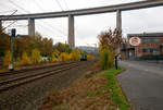   Mit verkehrtherum geschalteten Lichtern, fährt die V 100-BUG-04 (92 80 1202 240-8 D-BUG), ex DB 202 240-8, ex DR 112 204-7, ex DR 110 240-9, am 27.10.2018 als Lz durch Siegen-Eiserfeld in