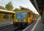 
Das Oberleitungsmontagefahrzeug (OMF 1), Schweres Nebenfahrzeug Nr. 97 99 10 103 17-0, der DB Bahnbau Gruppe, fährt am 19.09.2018 durch den Hauptbahnhof Brandenburg an der Havel in Richtung Berlin,

Das Unternehmen Gleisbaumechanik Brandenburg stellte dieses Oberleitungs-Montagefahrzeug auf der Hannover Messe 1997 unter der Bezeichnung „OMF 1“ vor. Drei der Fahrzeuge wurden für die Deutsche Bahn gefertigt, die sie unter der Baureihe 706 einreihen wollte. Bei der Abnahme erhielten sie jedoch die Nebenfahrzeugnummern 97 99 10 101–103.

Der Fahrzeugrahmen ist aus Quer- und Längsträgern zusammengeschweißt, wobei die Längsträger für Pufferstöße von bis zu 1.500 kN ausgelegt sind. Das Fahrzeug ruht auf zwei Drehgestellen vom Typ „GPH200“ mit je zwei Achsen. Das eine der beiden Drehgestelle ist angetrieben, das andere ist nur ein Laufdrehgestell. Neben Zug- und Stoßeinrichtungen der Regelbauart besitzt das OMF 1 auch Kupplungen und Bremsanschlüsse für das Mitführen von Anhängern in Nebenfahrzeug-Bauart. Der Wagenkasten besitzt eine Außenhaut aus Stahlblech.

Das OMF 1 besitzt an beiden Enden Führerstände, die eigene Außentüren besitzen. An einem Ende des Fahrzeugs ist vor dem Führerstand ein Drehkran auf einer Plattform installiert. Hinter diesem Führerstand folgt ein Sozialraum, in dem sich auch der Zugang zum Dach befindet. Den Rest des Fahrzeugaufbaus nimmt der Laderaum mit kleinem Werkstattbereich ein, der auf beiden Seiten durch 5 Meter breite Ladeöffnungen mit Rolltoren verfügt. Auf dem Dach befinden sich ein Messstromabnehmer, ein Hubsteiger mit Arbeitsbühne sowie eine Anhebevorrichtung für die Oberleitung.

Antrieb:
Das Fahrzeug verfügt über zwei verschiedene Motoren. Bei der Streckenfahrt ist ein MAN-Zehnzylinder-Dieselmotor des Typs „D 2840 LF20“ mit einer Leistung von 441 kW bei 1.900 U/min im Einsatz. Für Arbeitsfahrten mit bis zu 5 km/h ist zusätzlich ein hydrostatischer Antrieb eingebaut worden, dieser wird von einem MAN-Vierzylinder-Dieselmotor des Typs „D 0824 LFL 06“ mit einer Leistung von 89 kW bei 1.500 U/min angetrieben. Dieser Motor dient auch der Versorgung von Hydraulikaggregaten für Hubbühne und Kran sowie des Luftpressers.

TECHNISCHE DATEN:
Nummerierung: 	97 99 10 101–103
Gebaute Anzahl:  3
Baujahre: 	1997–1998
Spurweite: 	1435 mm (Normalspur)
Achsformel:  B'2'
Länge über Puffer:  18.700 mm
Höhe: 4.300 mm
Breite: 3.100 mm
Drehzapfenabstand: 	11.200 mm
Achsabstand im Drehgestell:  2.600 mm
Dienstgewicht: 	68,0 t
Höchstgeschwindigkeit: 120 km/h
Installierte Leistung: 	441 kW (89 kW bei Arbeitsfahrt)
Treib- und Laufraddurchmesser: 	920 mm (neu)
Leistungsübertragung:  hydrodynamisch
Tankinhalt:  680 l
Kupplungstyp: Schraubenkupplung und Lkw-Kupplung
Nutzlast: 5 t
Zul. Anhängelast: 80 t (an Nebenfahrzeug Kuppelung 40 t)
Zur Mitfahrt zugel. Personen: 5
Streckenklasse: B1
