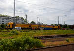 Der LINSINGER Rail milling train MG31 (LINMAG Schienenfräszug MG 31), Schweres Nebenfahrzeug Nr. D-DB 99 80 9427 009-2, der DB Bahnbau Gruppe GmbH steht am 26 Mai 2024 in Opladen. Aufnahme aus einem Zug heraus.

Der Schienenfräszug MG 31 wurde 2012 von LINSINGER Austria Maschinenbau Ges. m.b.H. in Steyrermühl (Österreich) entwickelt und gebaut. Auf der InnoTrans 2012 wurde er erstmals der Öffentlichkeit vorgestellt.

TECHNISCHE DATEN:
Spurweite: 1.435 mm (Normalspur)
Achsanzahl: 24 (je 3 Achsen in 4 Drehgestelle)
Achsfolge: unbek.
Länge über Puffer: 23.800 mm/Einh. = 47.600 mm
Drehzapfenabstände: 15.300 mm
Eigengewicht: 183 t
Fahrantrieb:  hydraulisch
Leistung Hauptdieselmotor: 830 kW
Zur Mitfahrt zugel Personen: 5
Höchstgeschwindigkeit: 100 km/h
Zugelassen für Streckenklasse: CE und höher und CM4
Kleister befahrbarer Gleisradius: 150 m
Max. Streckeneigung: 40 ‰
Anzahl der Bearbeitungseinheiten : links und rechts je 3 Fräseinheiten, sowie je eine Schleifeinheit links und rechts
Volumen Spänebunker : 11 m³
Weitere Daten sind mir noch unbekannt.

INSATZBEREICHE:
Strecken- und Weichenbearbeitung
Neulagenbearbeitung
Präventive Wartung und Instandhaltung
Beseitigung von Schienenkopffehlern im Quer- sowie Längsprofil
Verbesserung der Laufruhe und Verschleißminderung
Lärmminderung in sensiblen Bereichen
Spurkorrektur
Schienenprofiländerung
Bestens geeignet für Langzeiteinsätze
