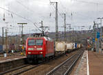 Die 145 045-1 (91 80 6145 045-1 D-DB) der DB Cargo Deutschland AG fährt am 28.12.2017 mit einem KLV-Zug durch Weil am Rhein in Richtung DB Umschlagbahnhof Basel - Weil am Rhein.